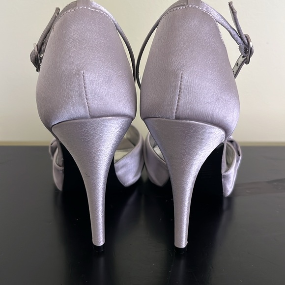 I Miller silver heeled sandal with an ankle strap and a bow detail on open toe - Picture 7 of 11